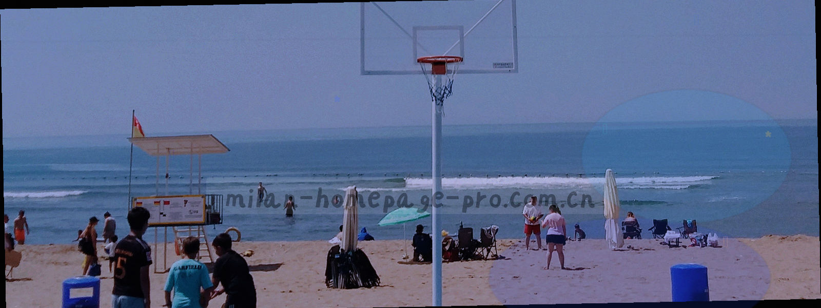 球场灯光与成排档案箱合成的横向画面，右侧浮着一片红色光斑