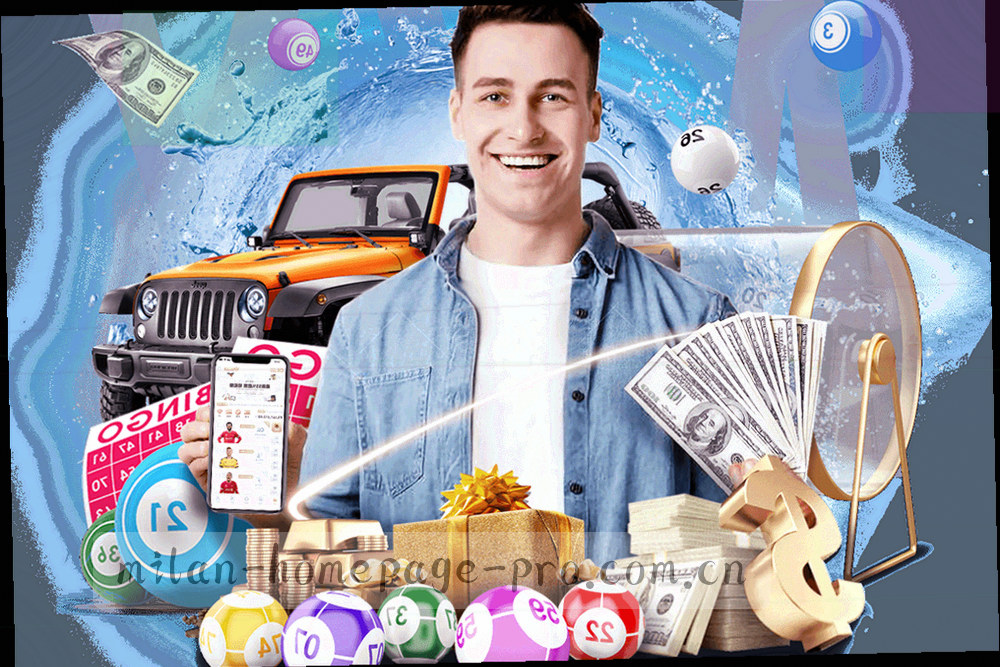 键盘旁的显示器显示资料页，桌面灯光偏暗，主色为靛蓝