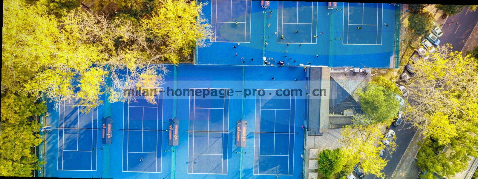 成排档案盒与球场看台光影叠化的横向构图，靛蓝与红色点缀其间